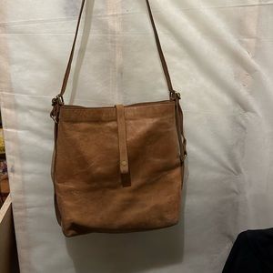 100% Leather Bag. Crossbody, shoulder strap and sling.